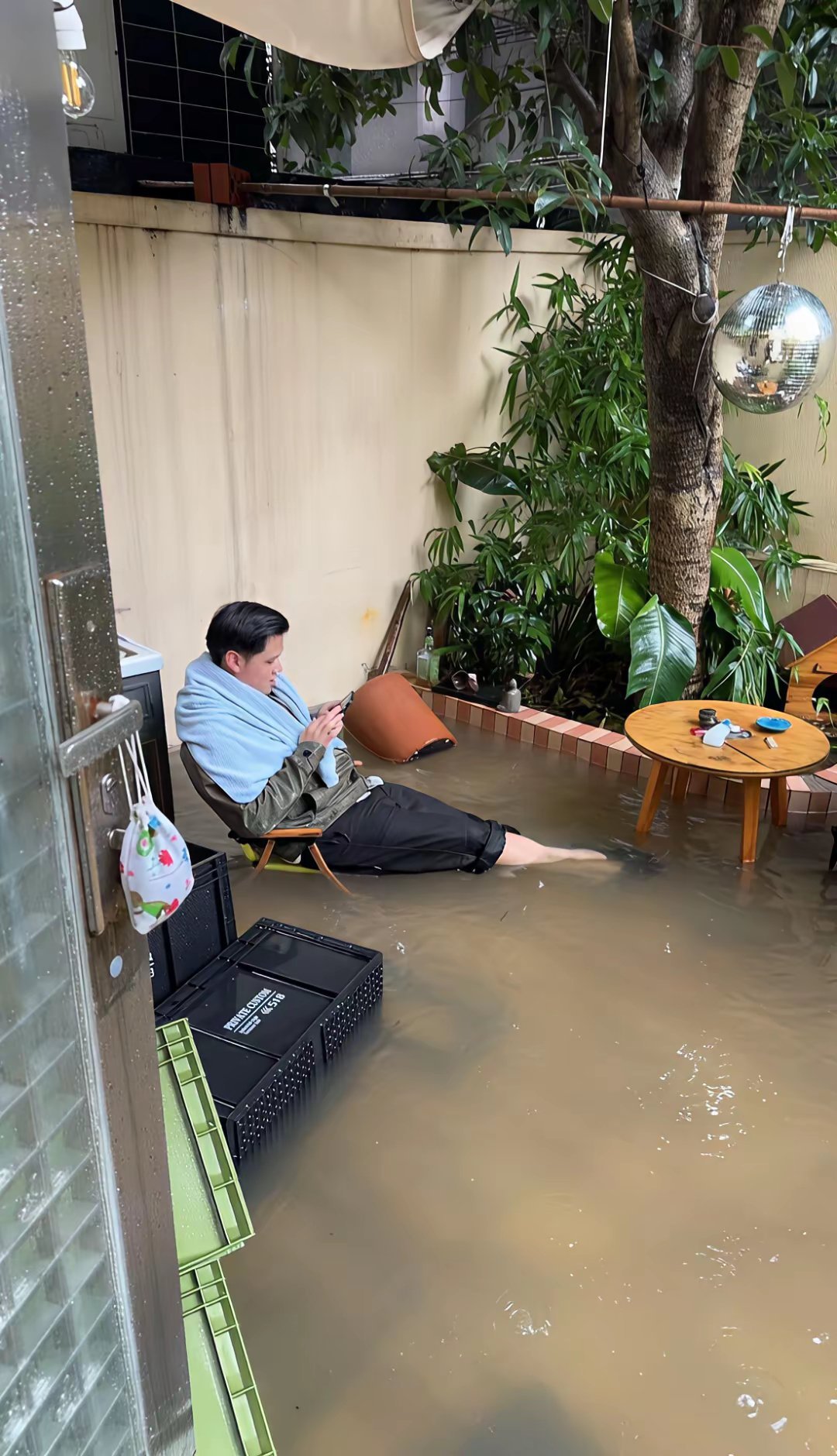 输给白海豚了我一个台湾人从小被台风吹到大见怪不怪了，没想到第一次在上海被台风整破