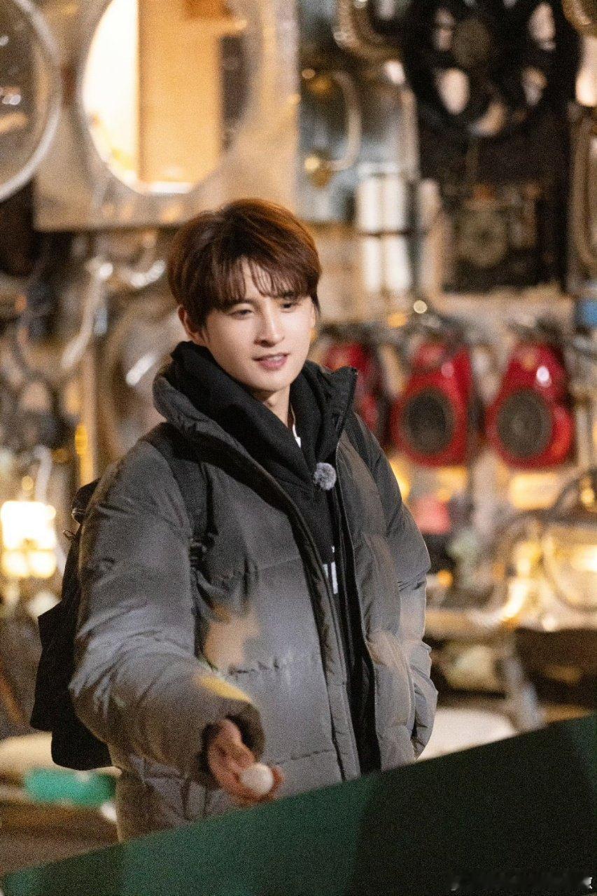 张远 没想到有一天也能和财神并肩快乐老友记这段封神了！张远喜提登高望远体验卡，站