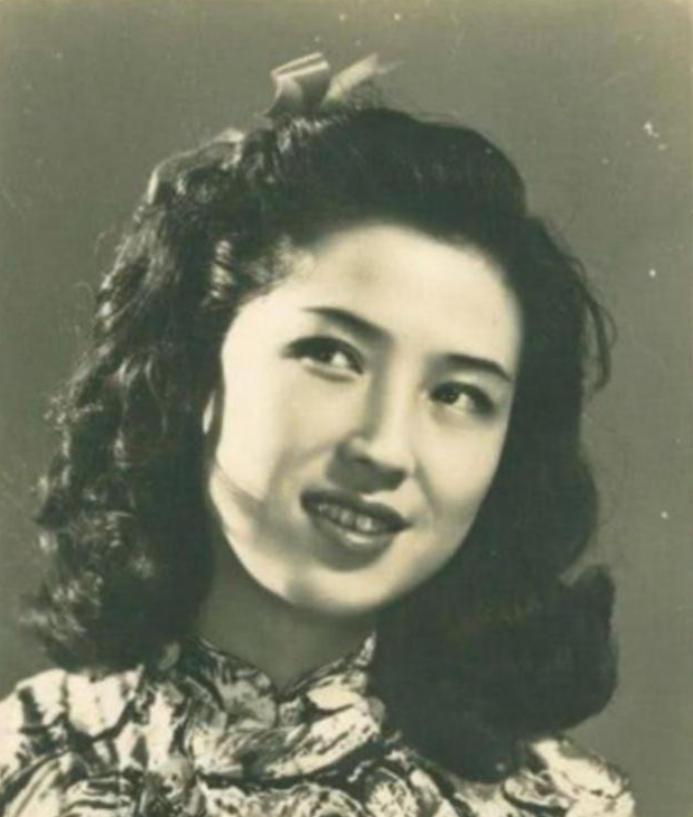 1965年，杜月笙的四姨太姚玉兰在外打牌时，顿感全身燥热，坐立难安，一时间她的心