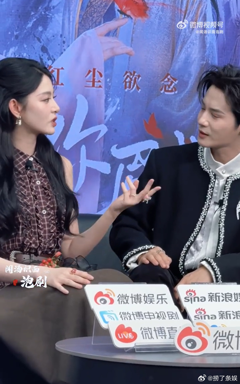 赵晴郑业成 she 在闹他在笑 被赵晴郑业成狠狠甜到了💖，扫楼全程高能可爱，她