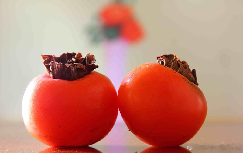 【这5类人要少吃柿子】4、十二指肠溃疡或胃溃疡患者：这些患者本身胃酸过多，胃酸会