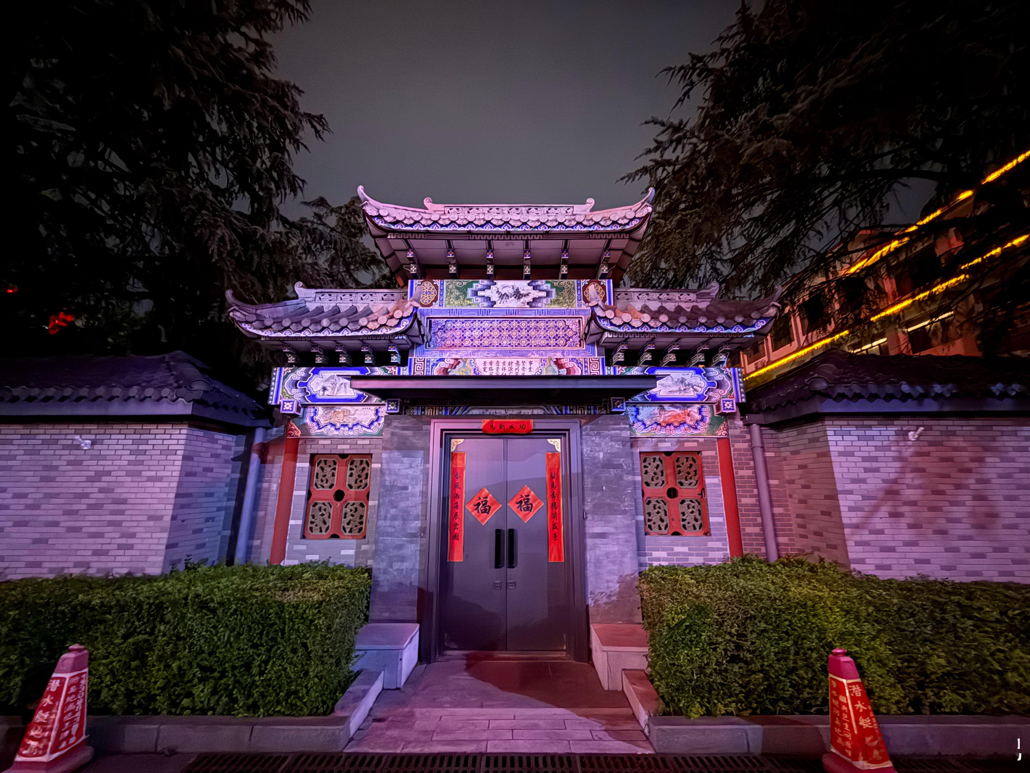 西南宾馆的院子里套着一个神秘的古典风格的小院，据说不对外开放，是专门用来接待特别