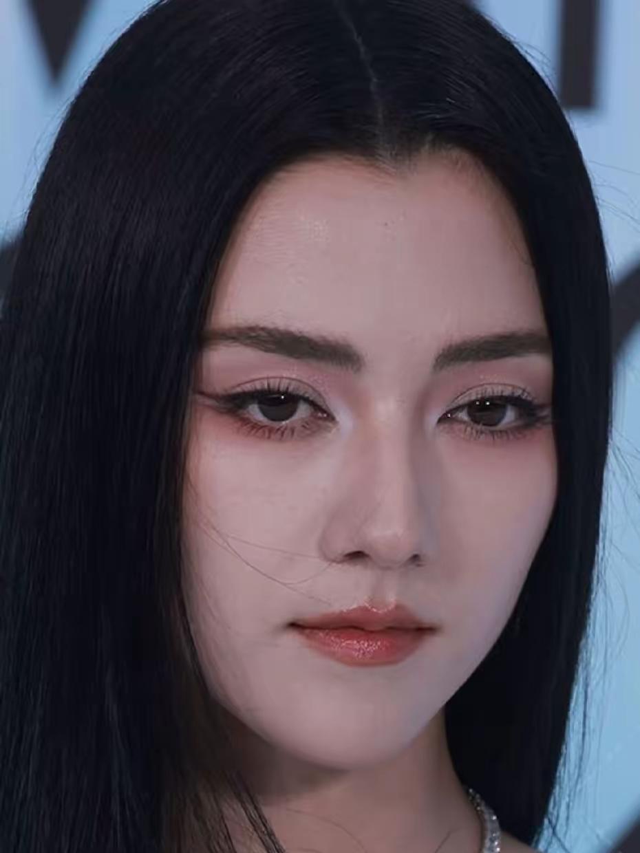 娜然能不能嫁进霍家，
我不评价，
但有一点我可以确定，
那就是，这个女人绝对不是