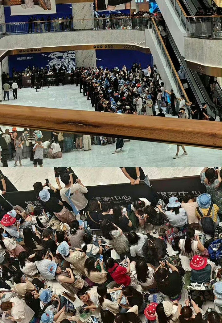 龚俊今日份的线下活动图，这个人气依旧是顶流啊！ ​​​