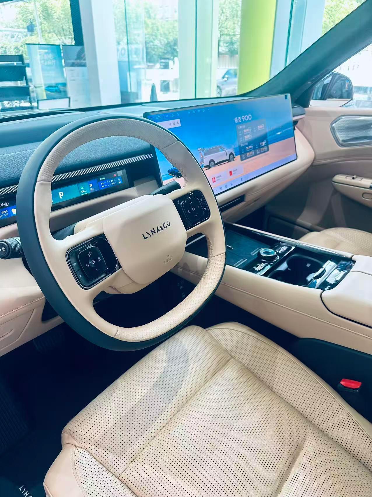 轴距3160毫米的大型SUV，后备箱1215到2568升，30英寸6K中控屏加3