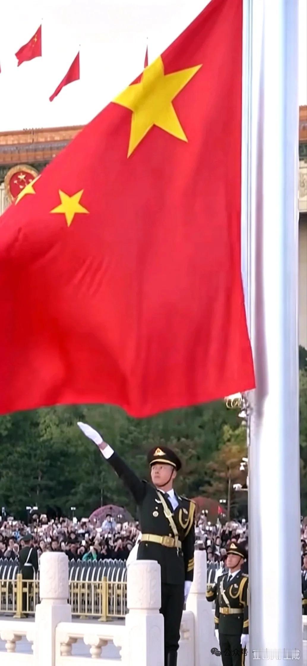 每年的十月一日，清晨星光闪烁，北京的天安门广场上，汇聚着来自全国各地的数万群众，