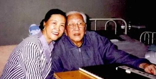 原国防部长耿飚的长女，一夜之间被查封了所有资产，她选择出走美国。在离开时她发誓：