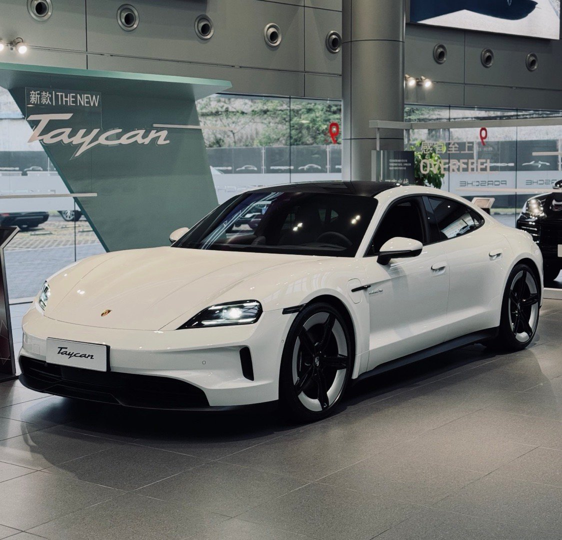 有段时间非常痴迷保时捷Tycan白色车漆+白色轮毂，因为买不起所以也就想想