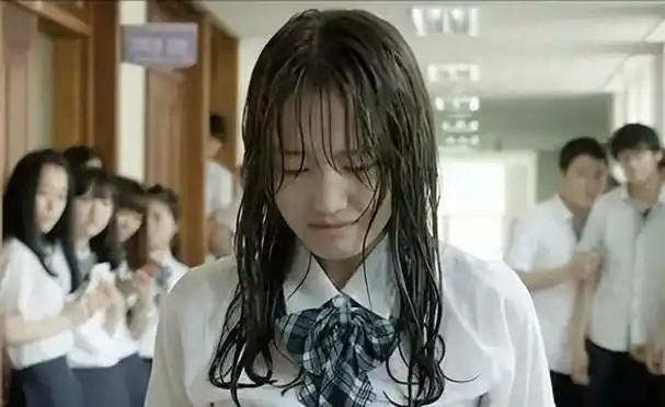 最近韩国高考圈出了个大新闻直接刷爆热搜，298名考生明明分数达标眼看就能踏进首尔