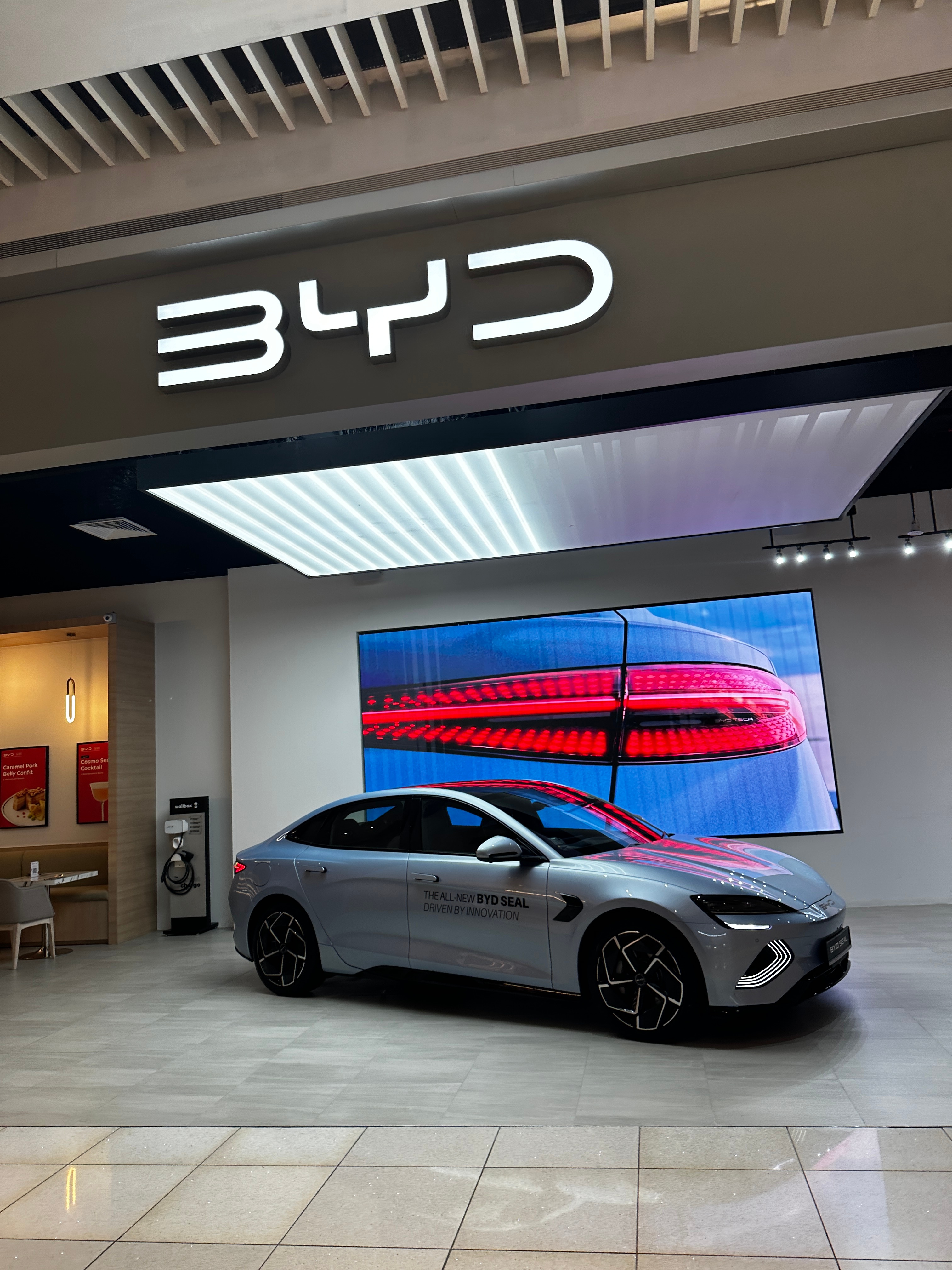 看看新加坡的BYD[吃瓜]海豹车型大概人民币129万，Atto3-元plus大概