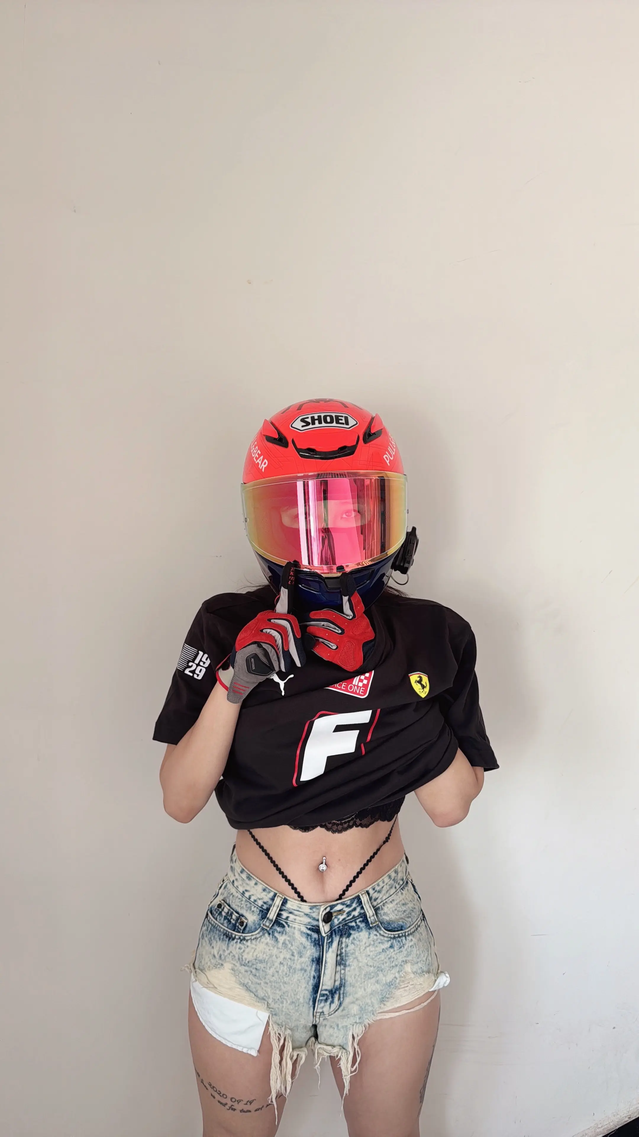 姐姐喊你出来骑车装备你来选。