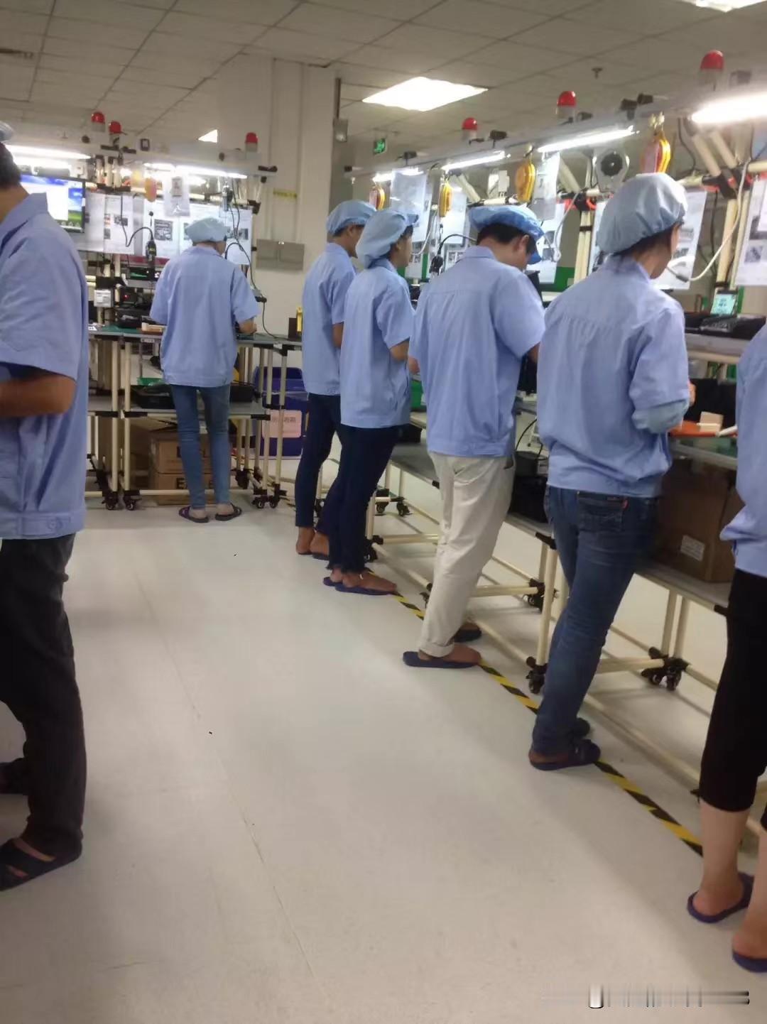 制造业，  为了招年轻人，招工的时候又是卡年龄，又是去学校校招，最终招到了，也还