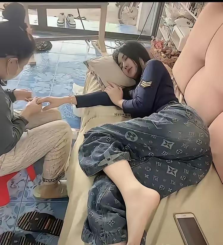 女大当嫁，我是不是非常的宠爱孩子啊，都这么大了回来休息一会，我还想给她剪一剪指甲