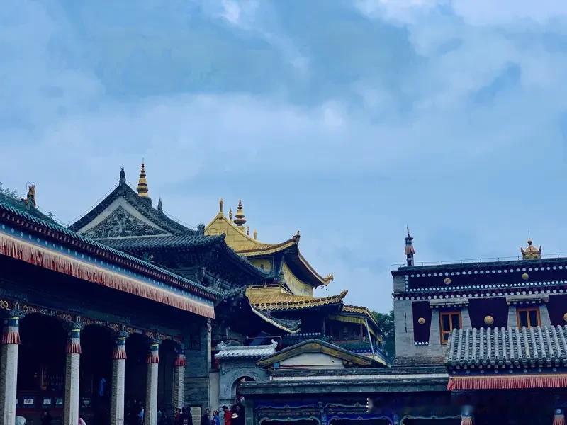 人生恰似一场修行之旅，实属不易。想得开，便是天堂；想不开，即为地狱。
人犹如双面