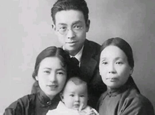 1903年，30岁梁启超和17岁王桂荃行房，两人大汗淋漓，次日梁启超却说：“我提