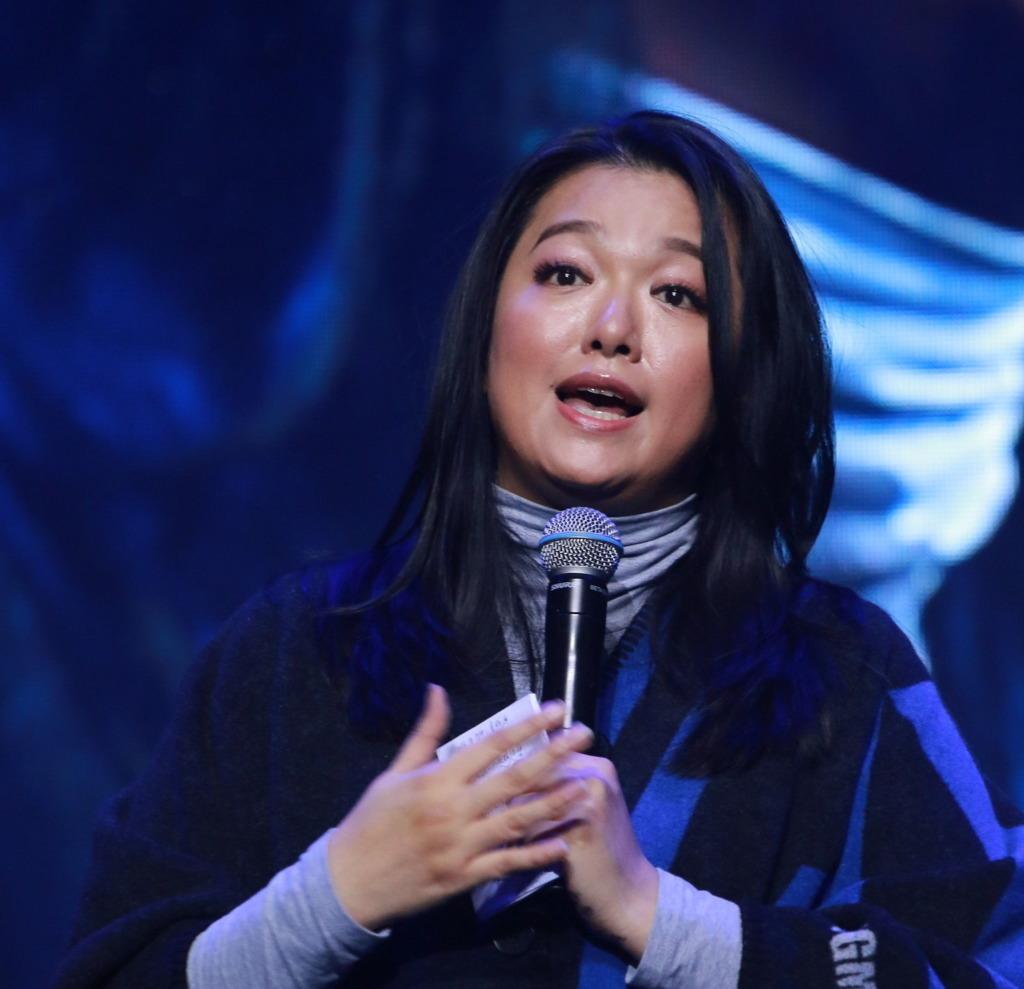 她曾经是香港小姐选美冠军，在TVB拍过很多电视剧，目前已经淡出娱乐圈，现在还有多