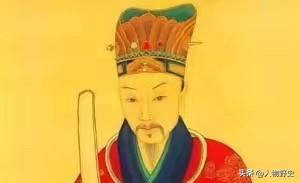 1562年，严嵩倒台，徐阶取代他成为首辅。徐阶之子劝道：“爹，当年严嵩处处欺压您