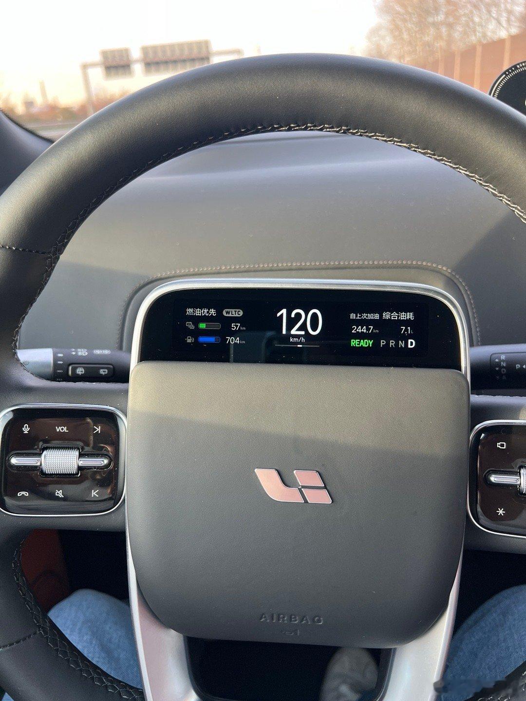 今天在德国， “燃油优先”模式下开了500多公里，最后的综合油耗是7.0L /1