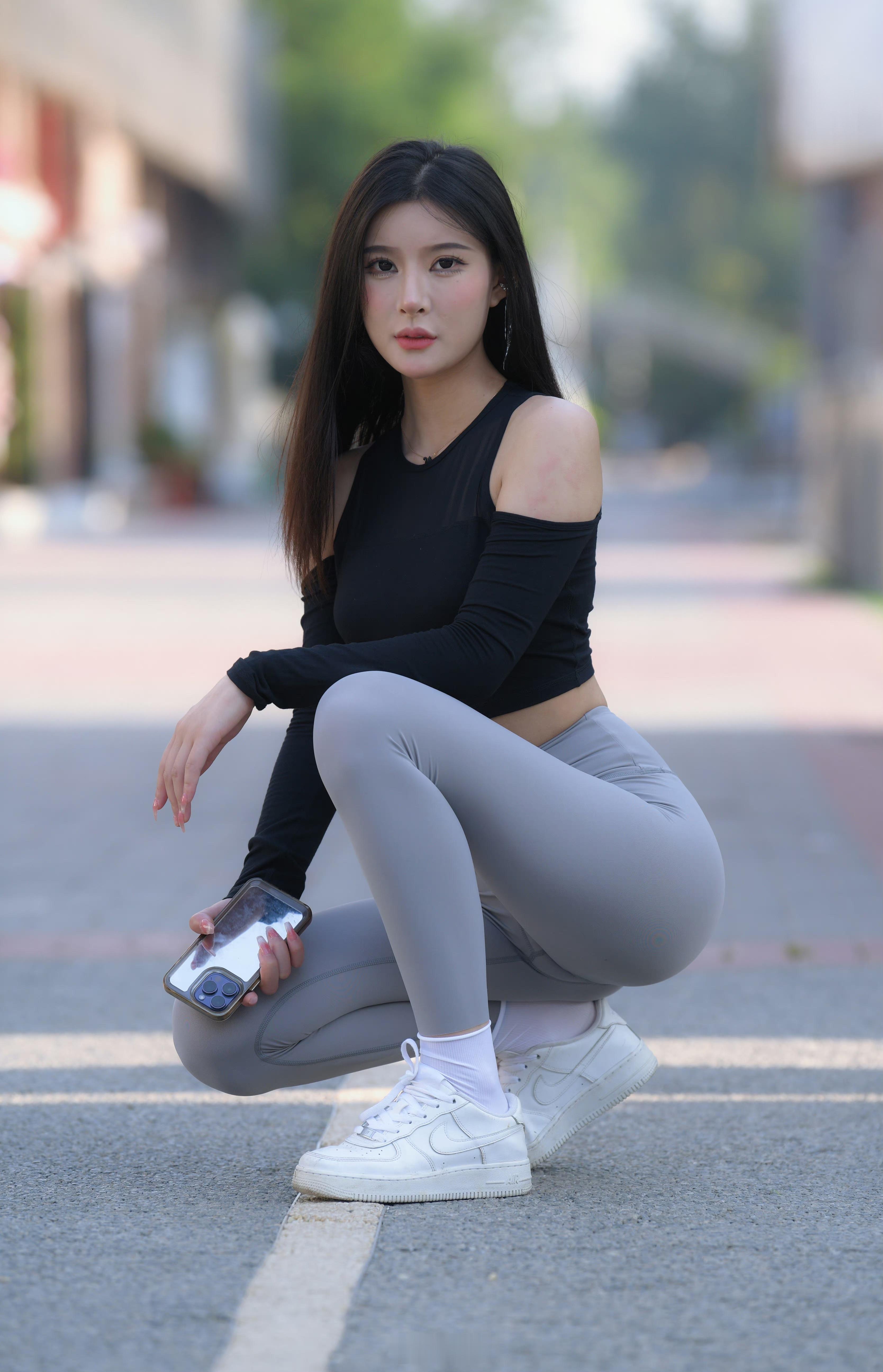 小姐姐出门压马路了 ​​​