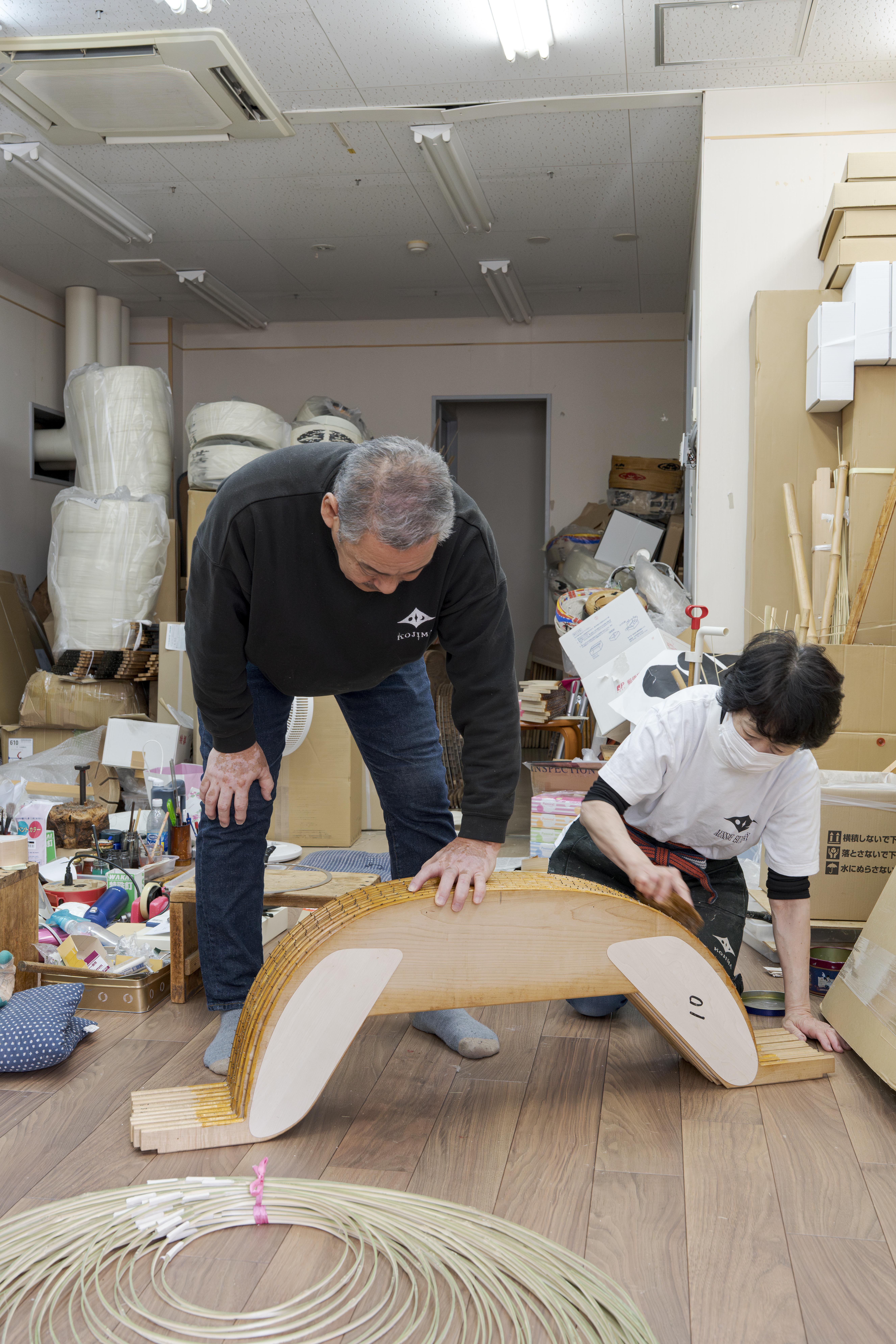 每当灯笼纸面泛起微光，京都的人们总会想起那个坚持手工造灯的家族——小岛...