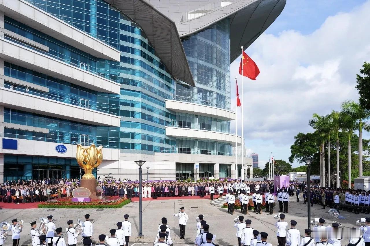 7月1日，香港特区政府在金紫荆广场举行升旗仪式，庆祝香港回归祖国29周年。
