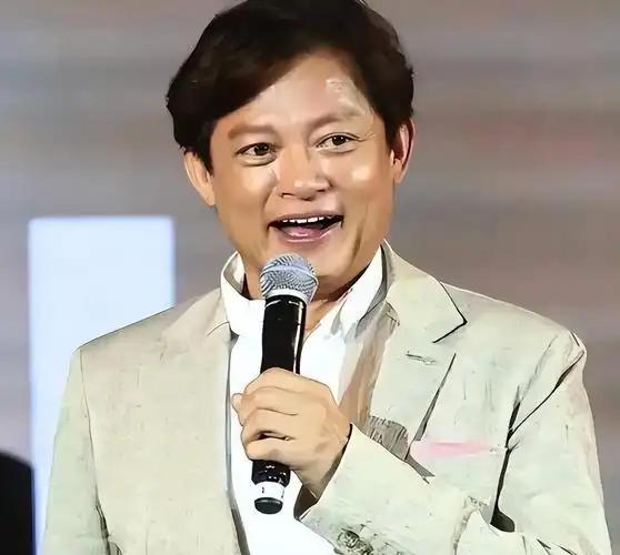 他是著名歌唱家，63岁抛弃结发妻子，65岁娶小20多岁学生引争议
 
 
 
 