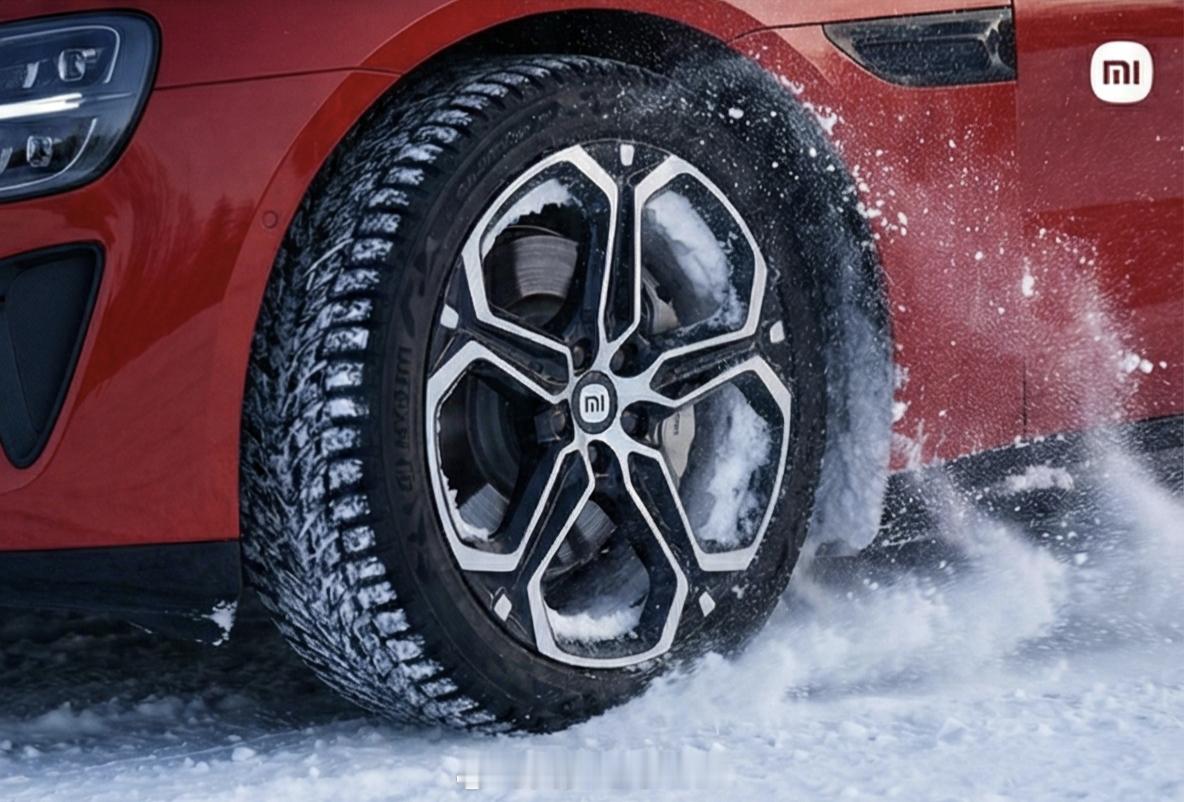 小米新SU7赤霞红在雪地漂移图，大家觉得帅不帅？使用的AI工具是Gemini～ 
