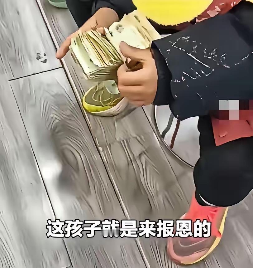 石家庄鞋店暖心一幕！11岁男孩的举动，让老板娘当场落泪
 
石家庄，一鞋店走进一