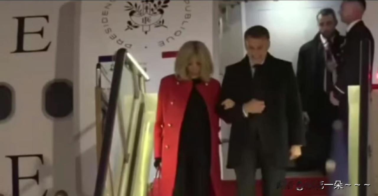 快看！搞点照片容易吗？真不容易，网上找了半天。反正马克龙到达北京后看上去非常高兴