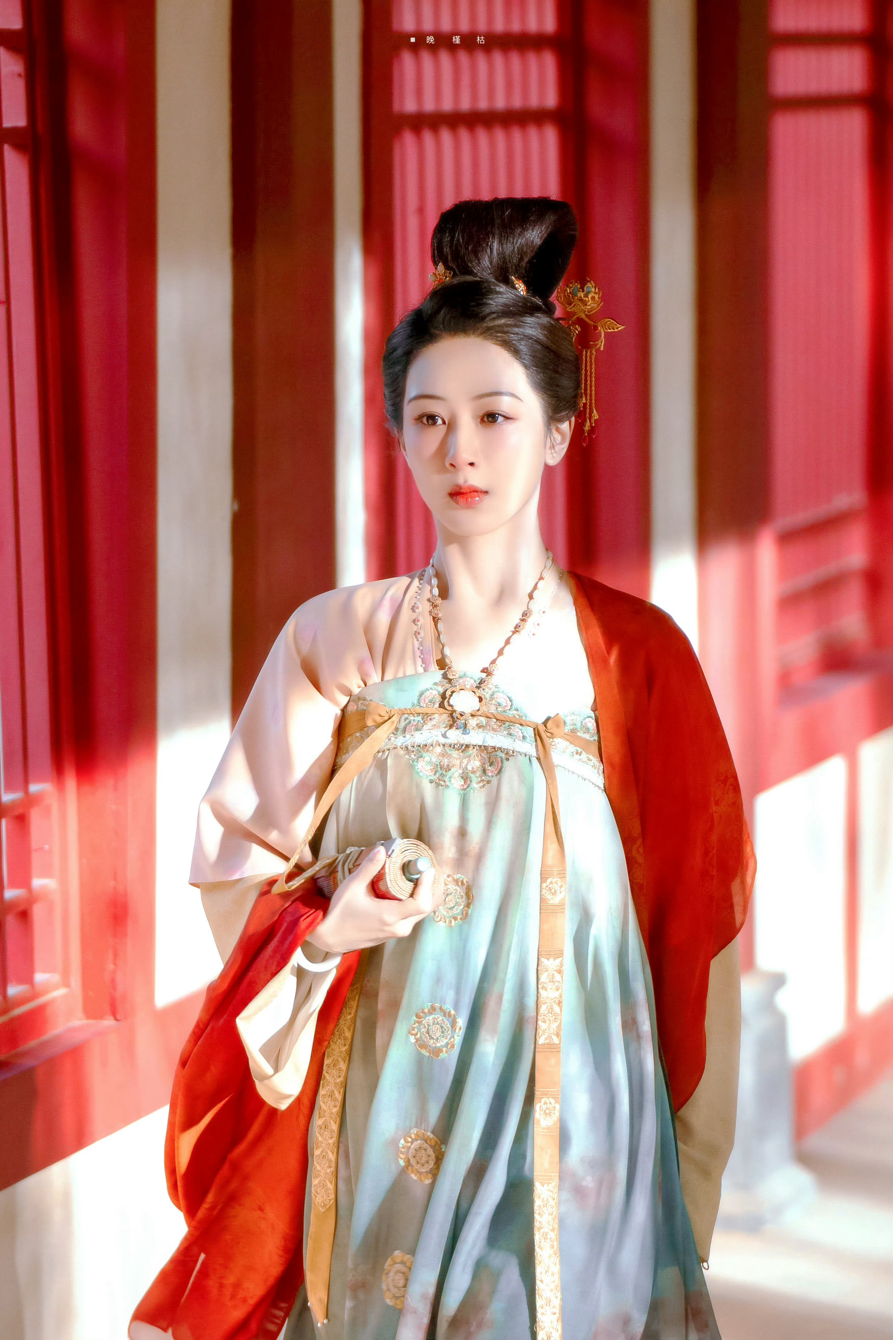 五娘说杨紫哪哪都好 杨紫本人真的好真诚，合作伙伴都是夸她的，敬业，认真，为人ni