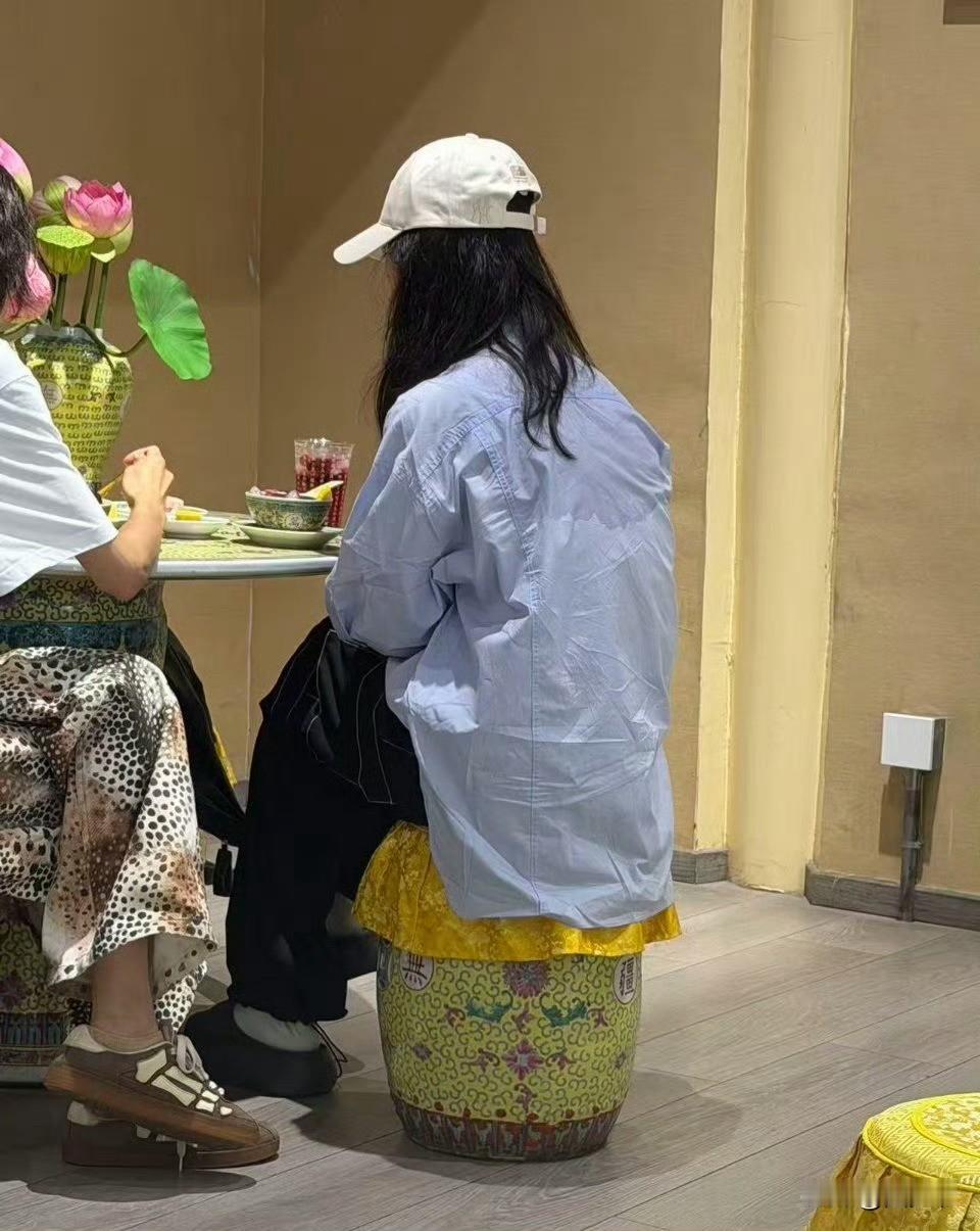 女明星热到浑身湿透都要披头散发吗？女明星的偶像包袱真的太重了，杨紫到颐和园去玩，
