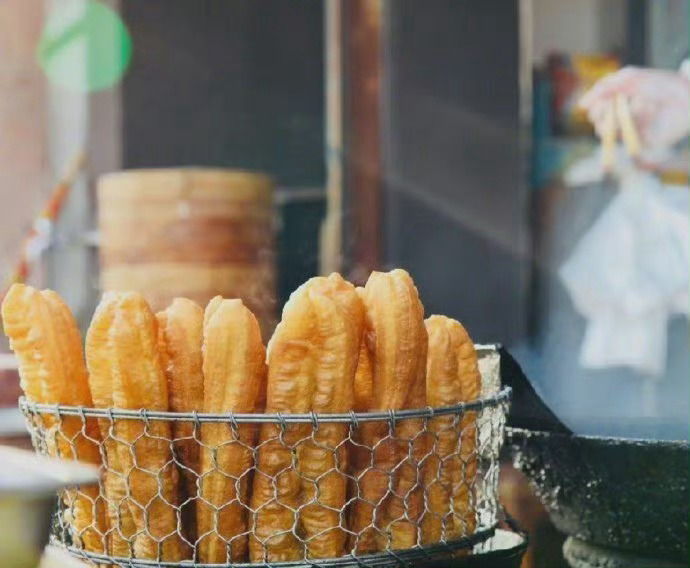 百里不同风，千里不同俗不同的地区，不同的民族，都有着自己独具特色的小吃，作为中国