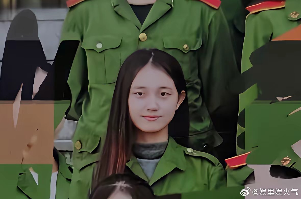 郭宇欣这个双眼皮确实弄得好。看她学生时期的照片，那会儿还是单眼皮，比较清纯稚嫩。