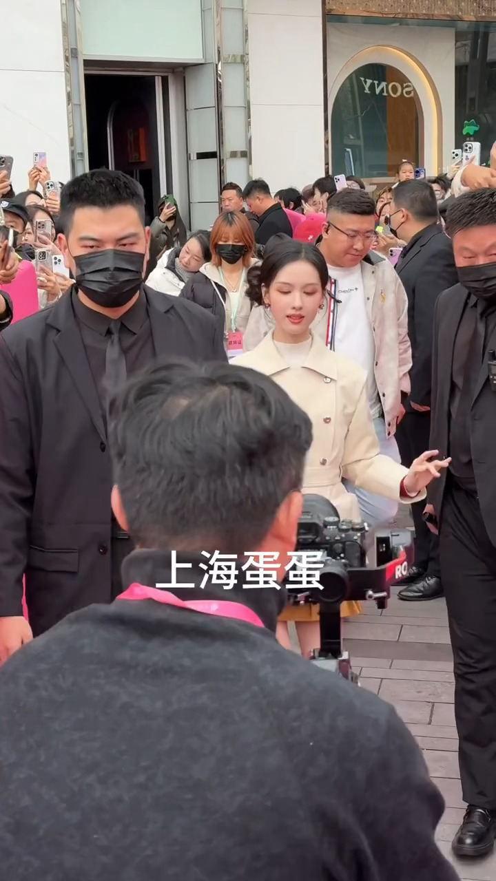 哪里来的呆萌萌兔！！🥕这个花苞头也是美而萌之🥺陈都灵花苞头造型