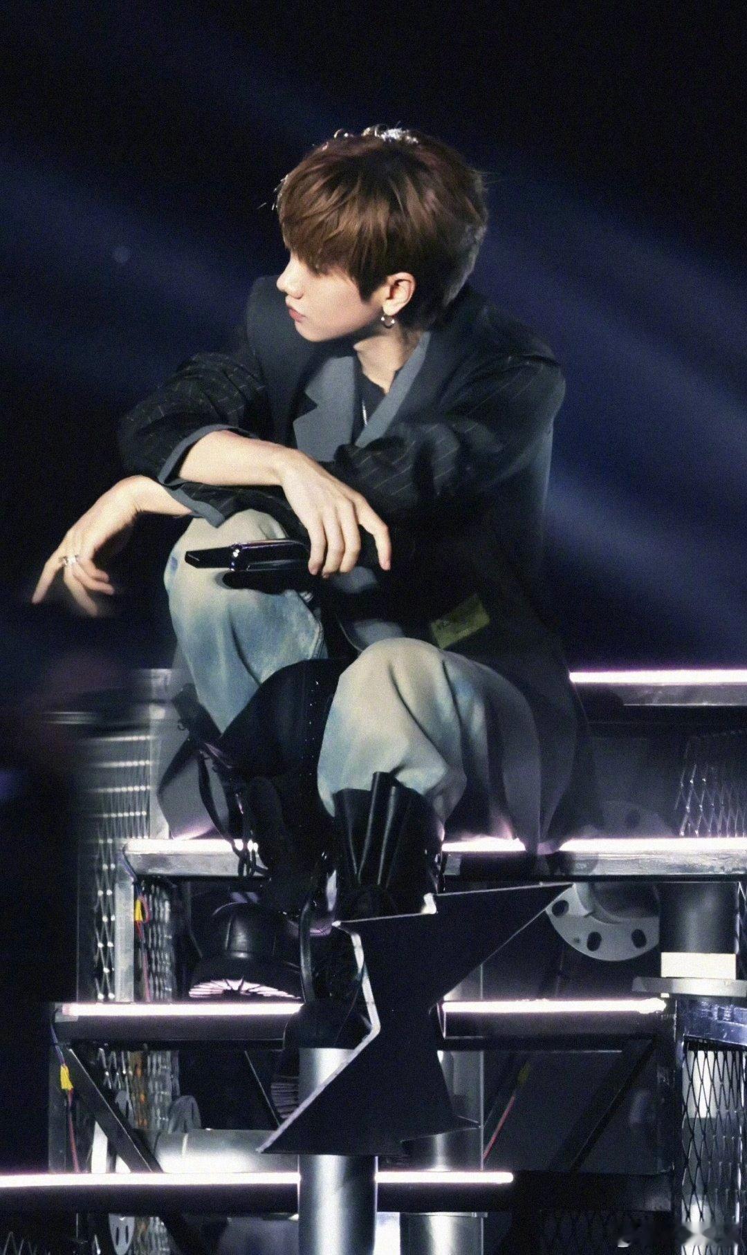 汪苏泷遇到音乐完全就是罗曼蒂克疯子吧！工作室刚发了他明日世界巡演的舞美概念图，纯