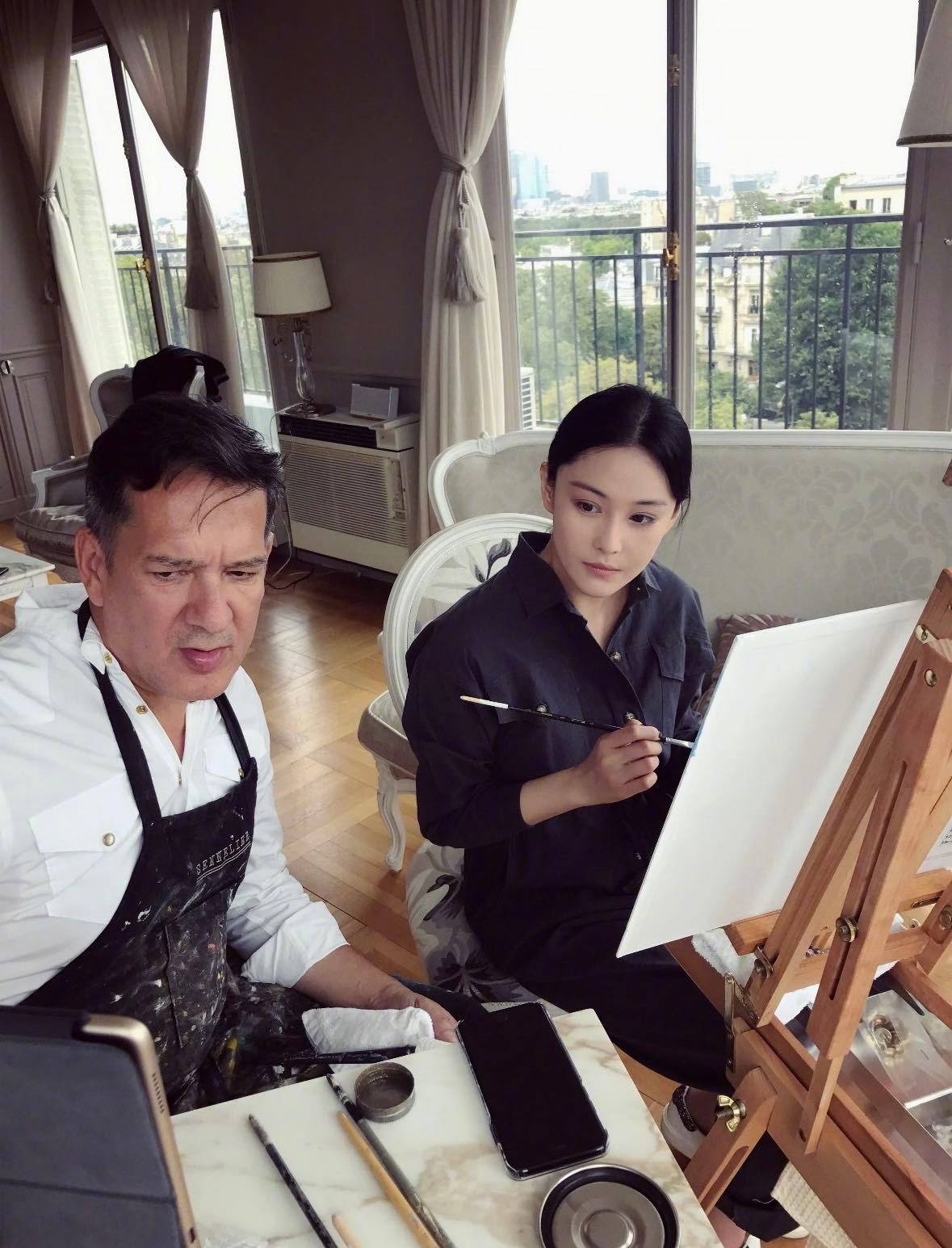 张馨予云南花海里画花 张馨予的气质与这片花海完美契合！安静、美好又充满力量，花开