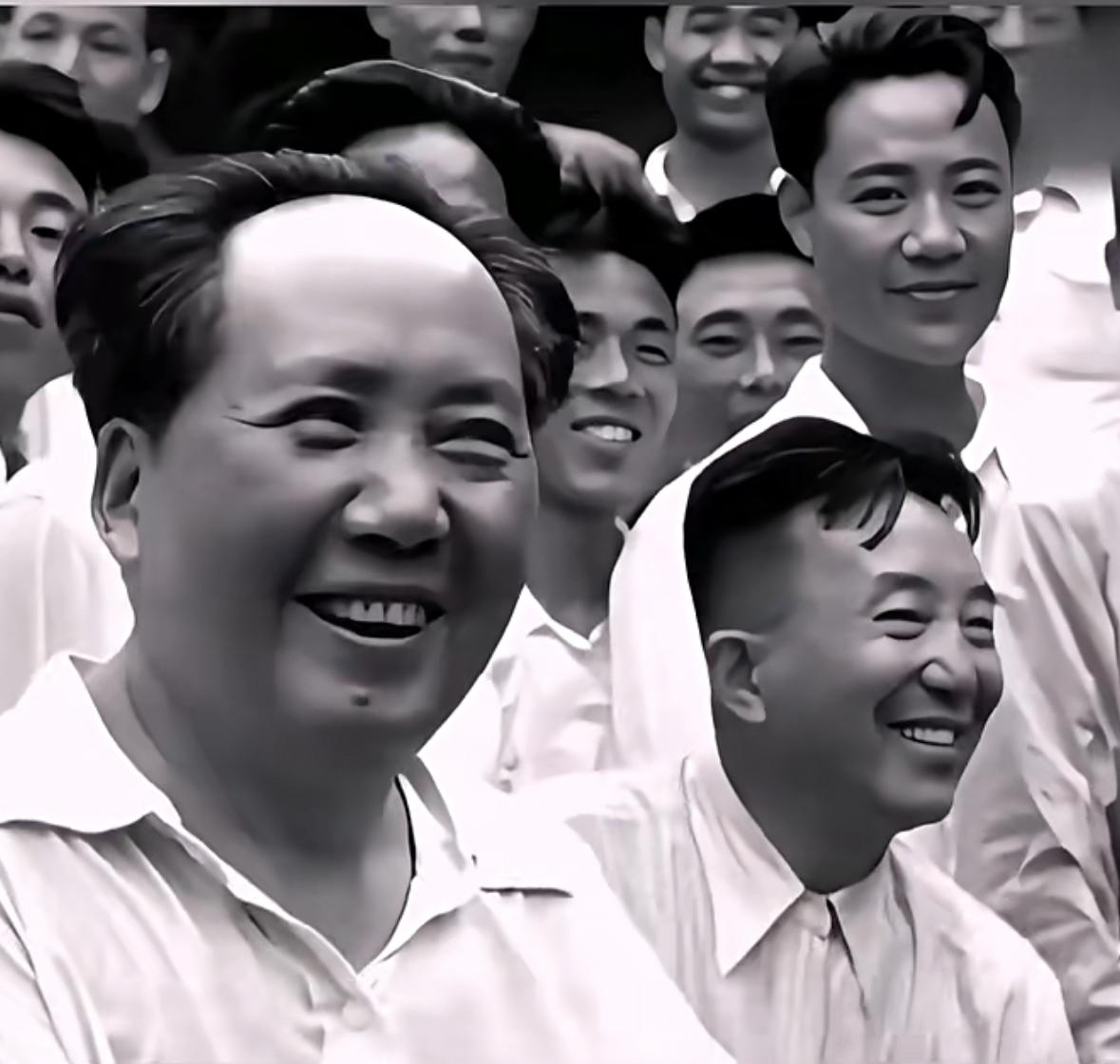 看到毛主席笑的那一刻，世界都暖了！笑看世界风云，中国人民站起来了！当家做主！毛主