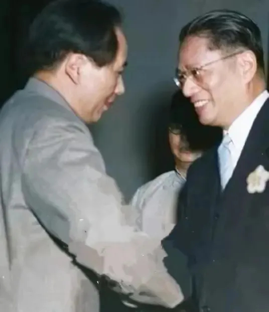 1945年，毛主席赴重庆和平谈判时，与宋子文握手寒暄的一张珍贵合影，宋子文是宋庆