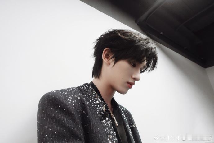 丁程鑫托脸照  丁程鑫托脸照📸简直就是帅的很呀~这张脸真的是完全长在了我的审美