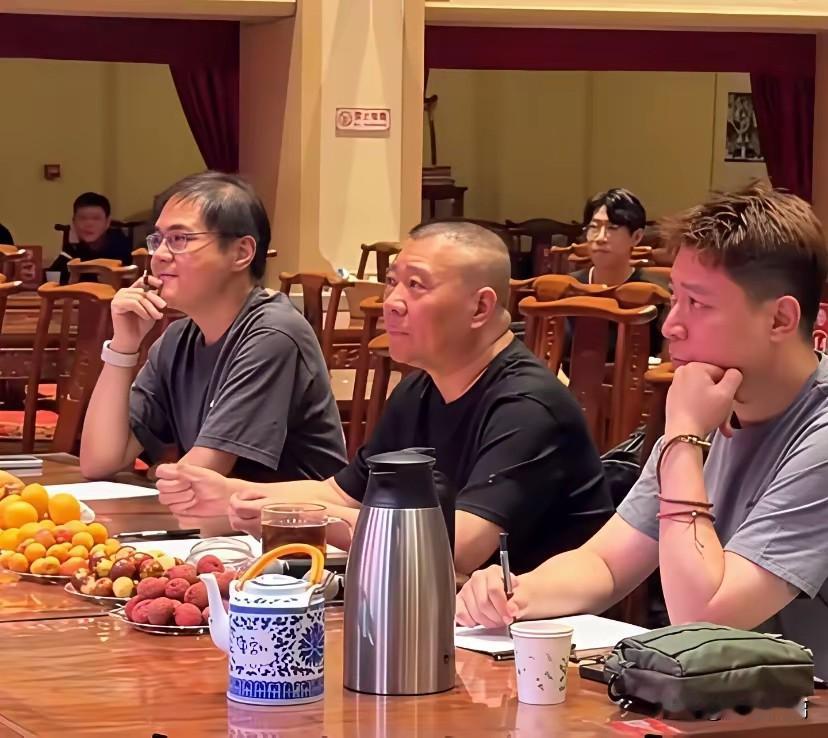 看来杨鹤通的位置已经让李鹤东代替了。

李鹤东于2012年7月7日拜师，在德云演