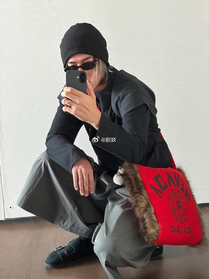蔡徐坤潮男ootd谁能拒绝久违的蔡徐坤OOTD自拍，穿搭审美在线自带高级感，神态