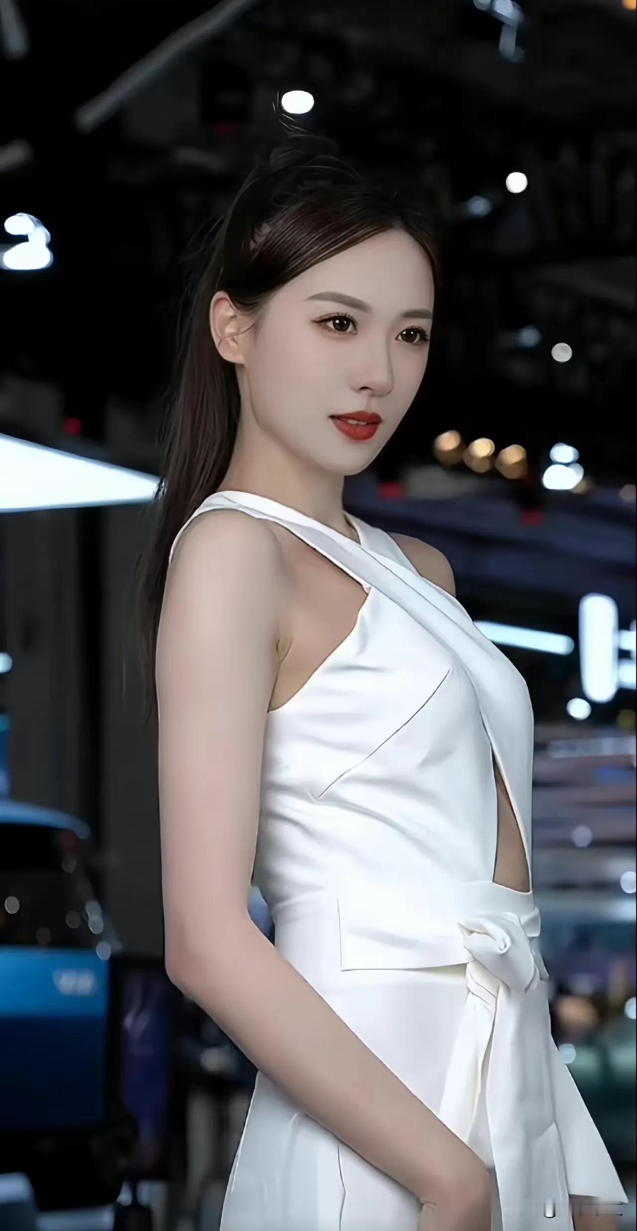 小龙鼠，白裙车模