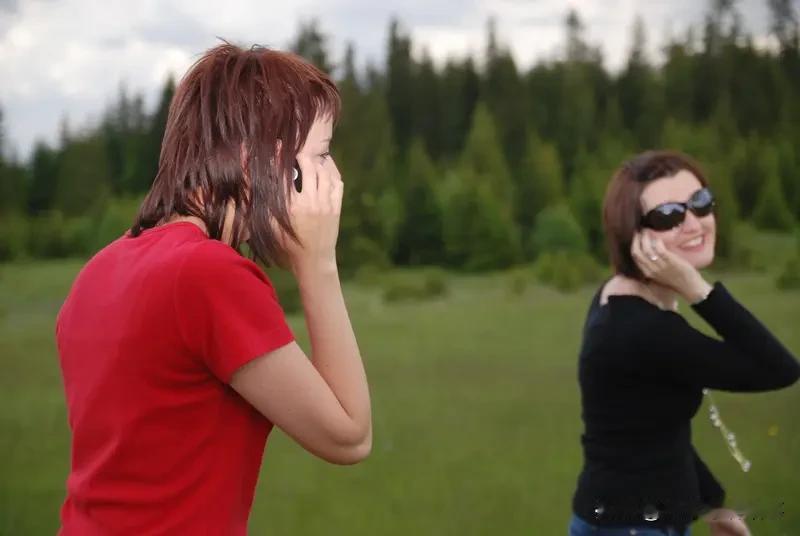 惊爆！今日（12月29日），林俊杰在个人社交账号晒出和女友陪妈妈庆生的合照，正式