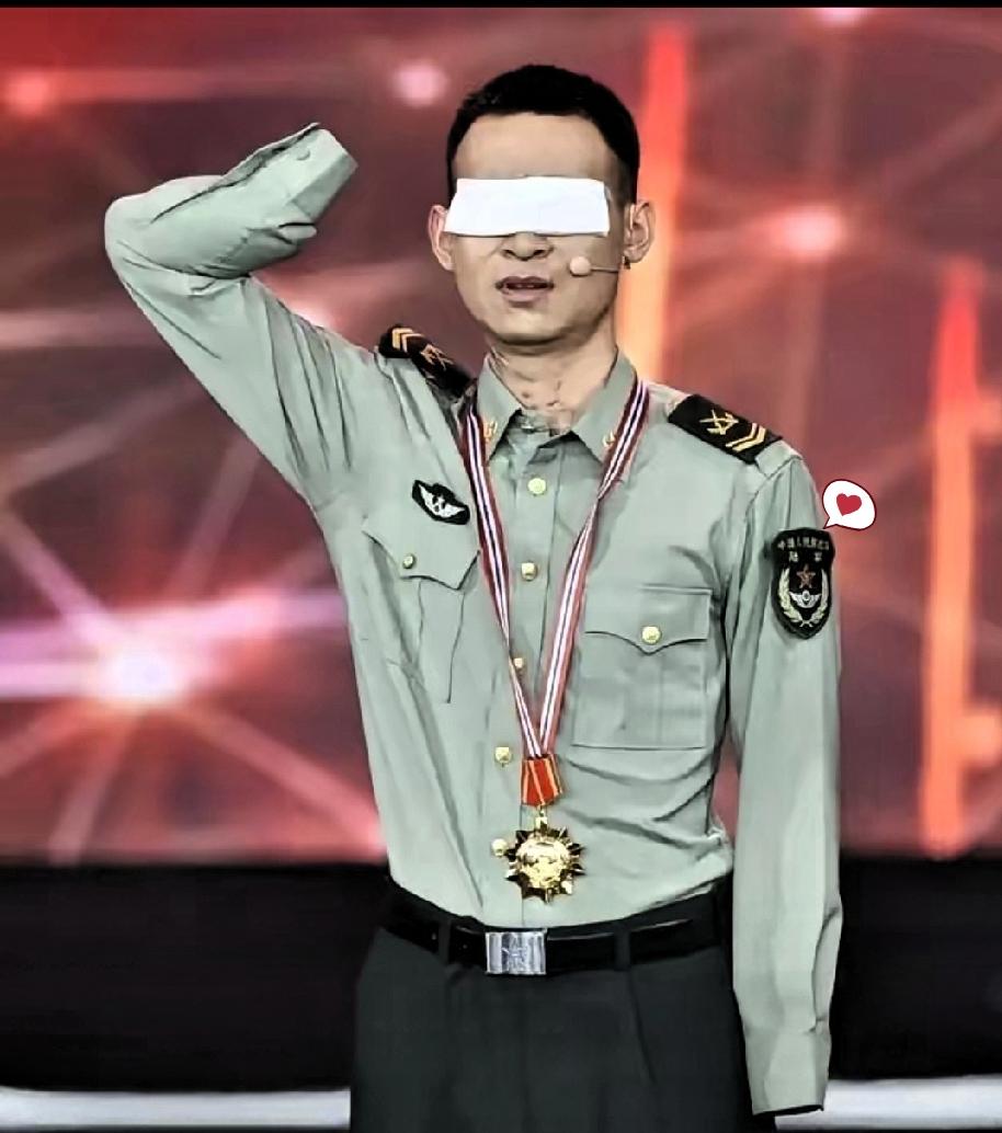 网上有人给杜富国算了笔账：月津贴3万2，国家分了180平的房子，水电燃气全免。这