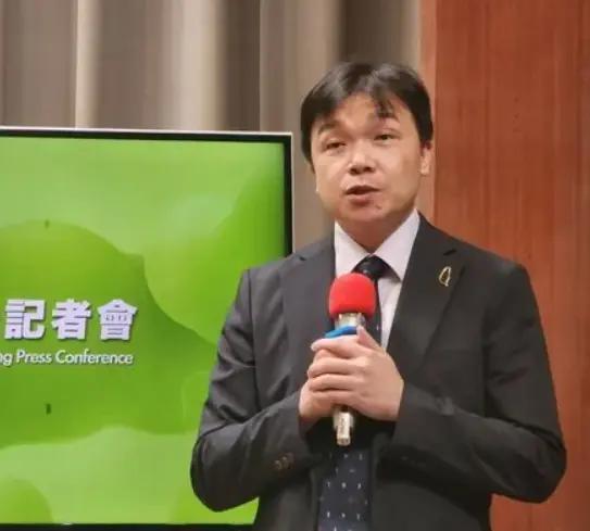 陆委会的这俩货嘴脸太丑陋了，老祖宗说，相由心生，咱们的发言人都一身正气，这俩人看