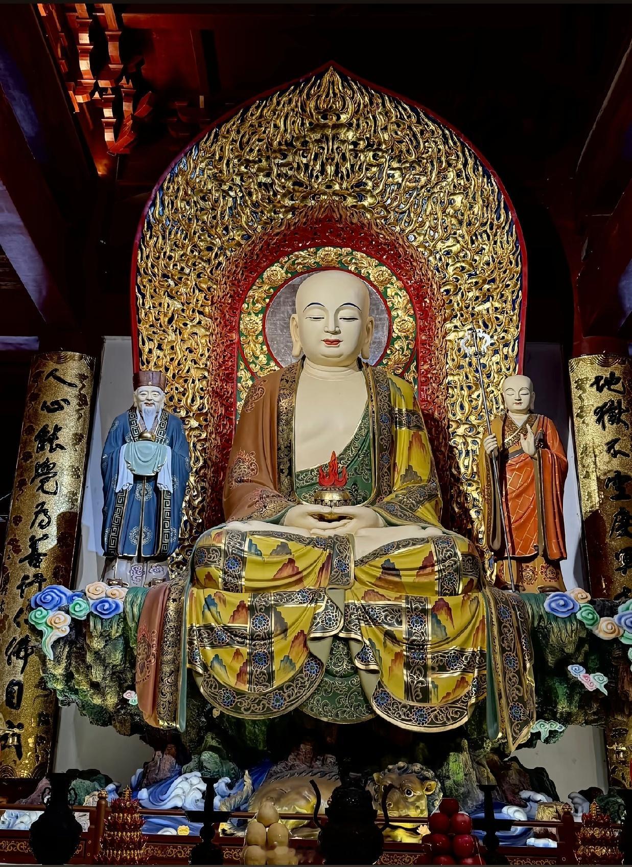 礼赞地藏王菩萨，南无大愿地藏王菩萨，祈愿我曾经言语伤害过的亲人、朋友，皆得菩萨加
