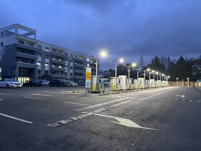 沪上首个高速公路超充站亮相，这可太让人惊喜了！2026年春节，高速新能源汽车充电