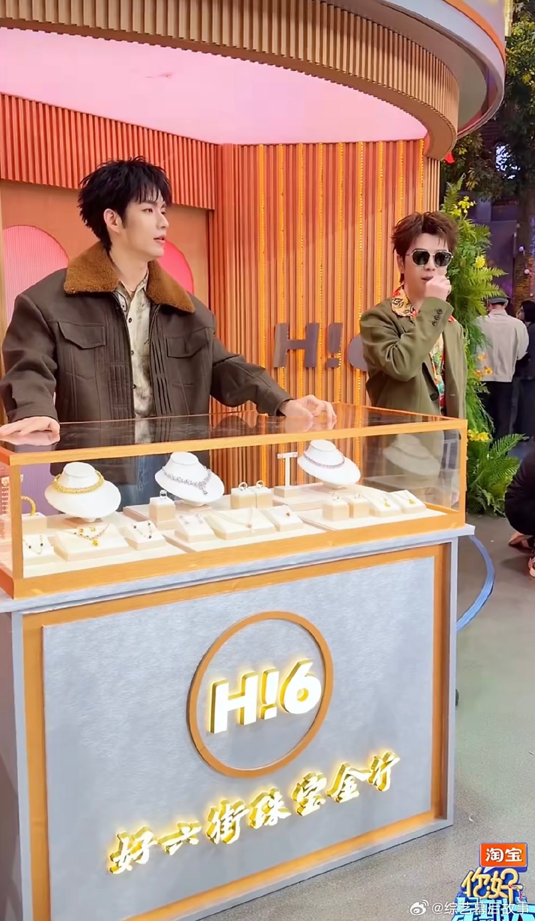 张颜齐人在心虚的时候总会装忙 张颜齐作案被当场戳穿，立刻假装忙碌转移注意力，又搞