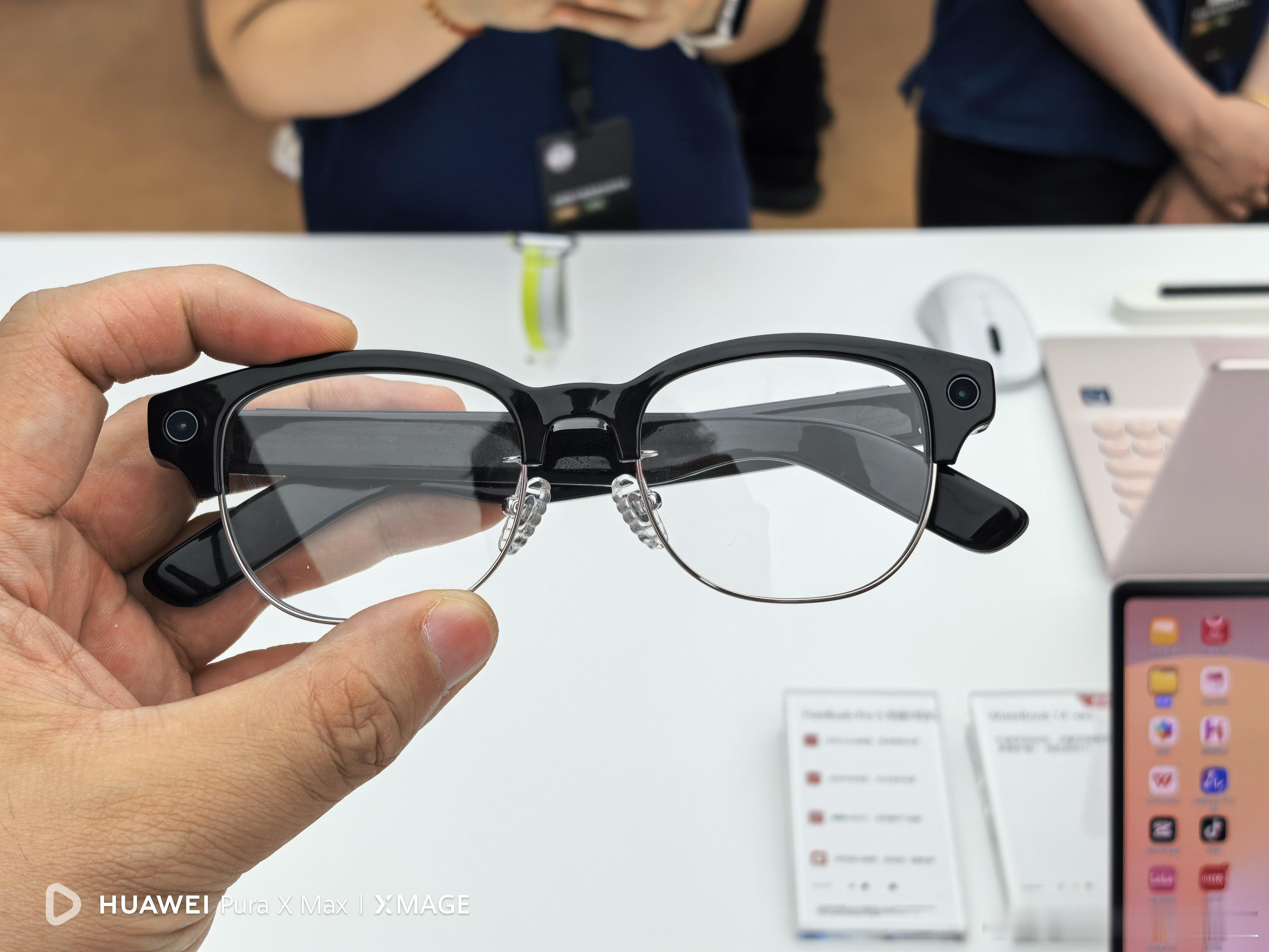 线下试了一下华为的 AI 眼镜，很轻，比我的 Meta 轻多了，支持镜腿负角度调