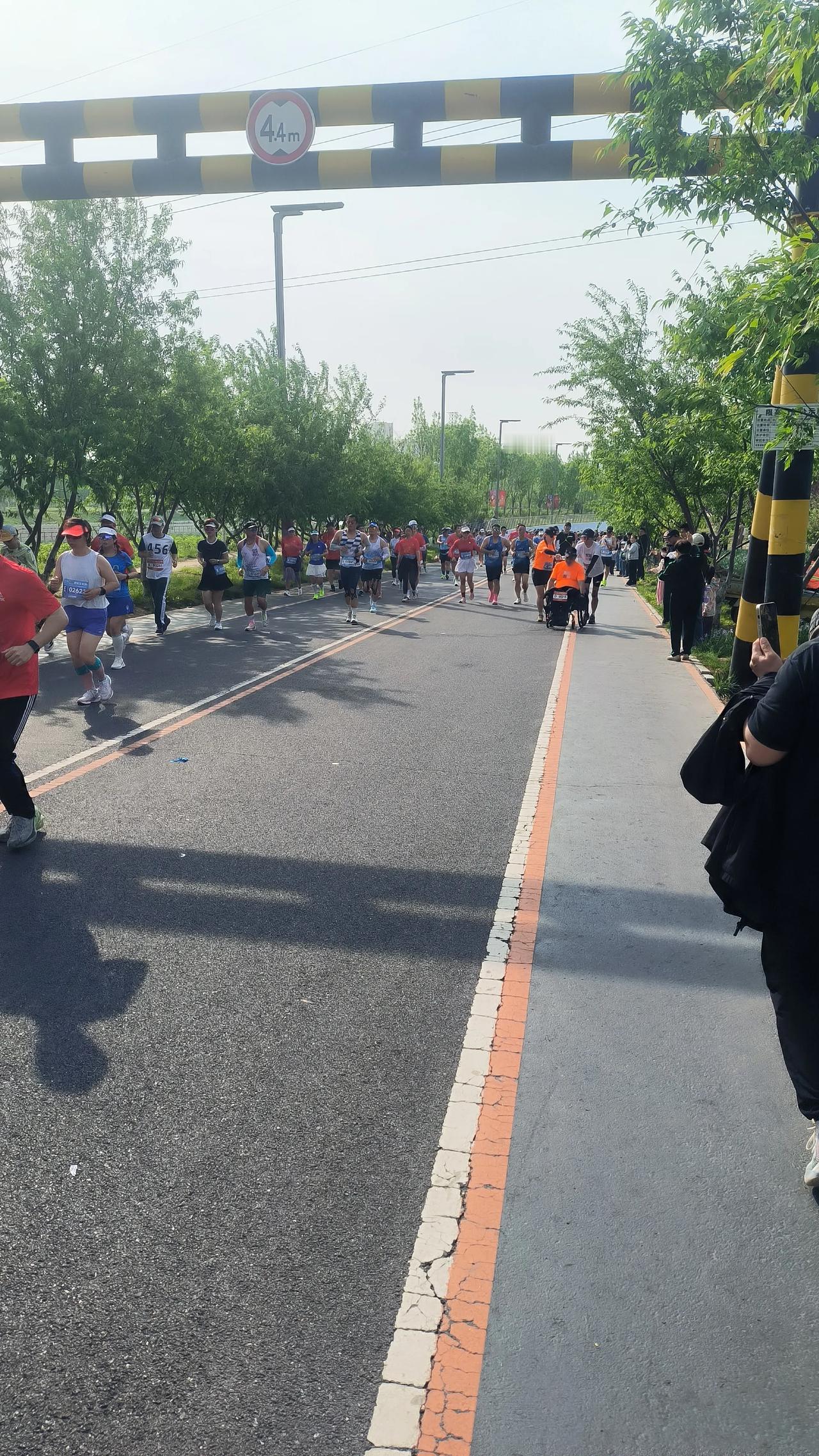 保定马拉松最美的一幕：落后大部队很久的他们，才是真正的强者！

在北堤路地道桥，
